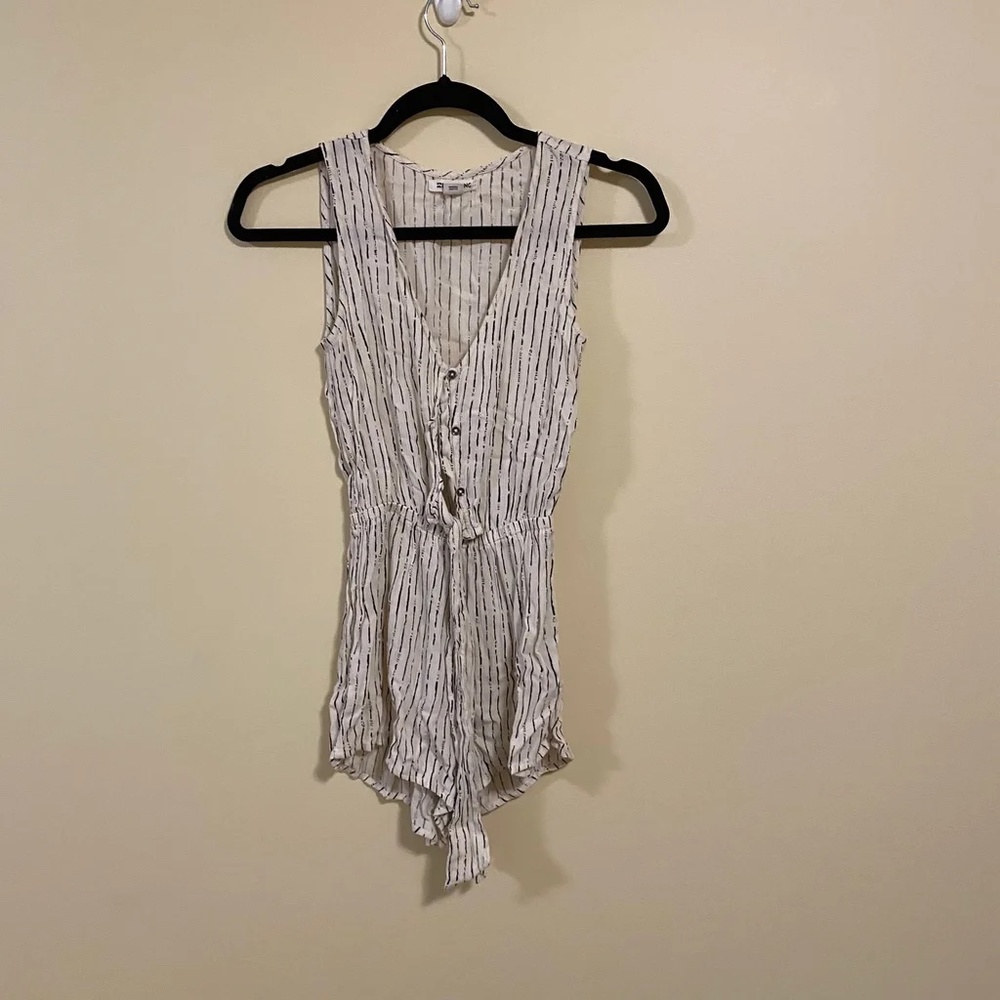 Like new Billabong Romper size xs extra small cream black white black